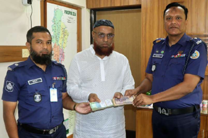 পিরোজপুরে ডিজিটাল প্রতারণার টাকা উদ্ধার করে দিল পুলিশ