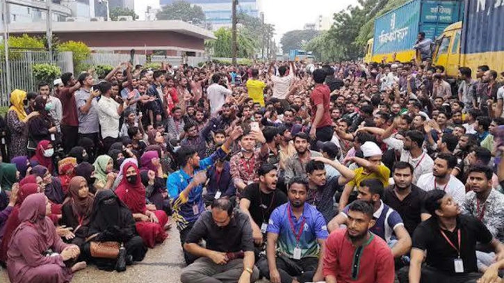 সড়ক অবরোধ করে বেক্সিমকোর শ্রমিকদের বিক্ষোভ