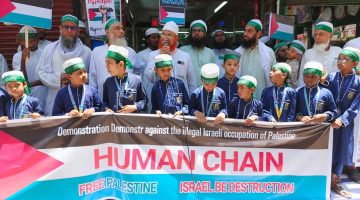 গাজায় গণহত্যার প্রতিবাদে পিরোজপুরে শিশু শিক্ষার্থীদের নিয়ে ছাত্র জনতার মানববন্ধন